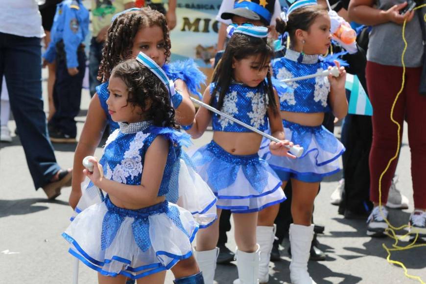 Tiernas y coloridas: las pequeñas palillonas que engalanan desfiles de prebásica en la capital