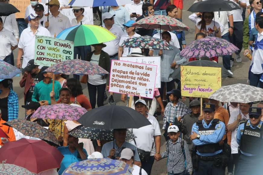 Los mensajes que dejó la masiva marcha en Tegucigalpa “Por nuestros hijos”