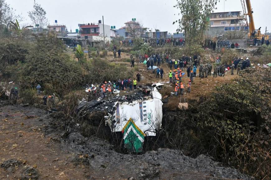 Los rostros de dolor y desconsuelo de los familiares de los fallecidos en catástrofe aérea en Nepal