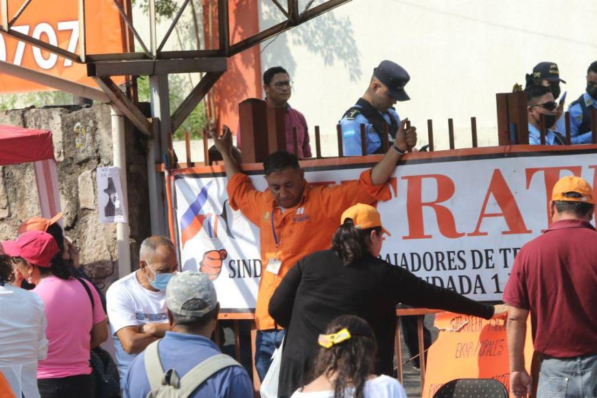 “No más mafias”: Sindicalistas despedidos y colectivos de Libre en Hondutel se mantienen en protesta