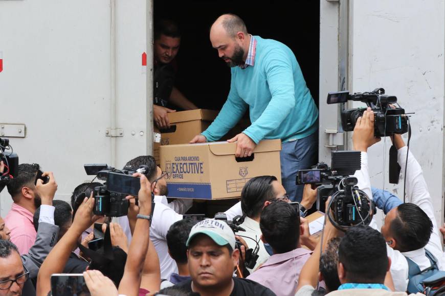 Subido en un camión lleno de evidencias llegó Marlon Ochoa al Ministerio Público