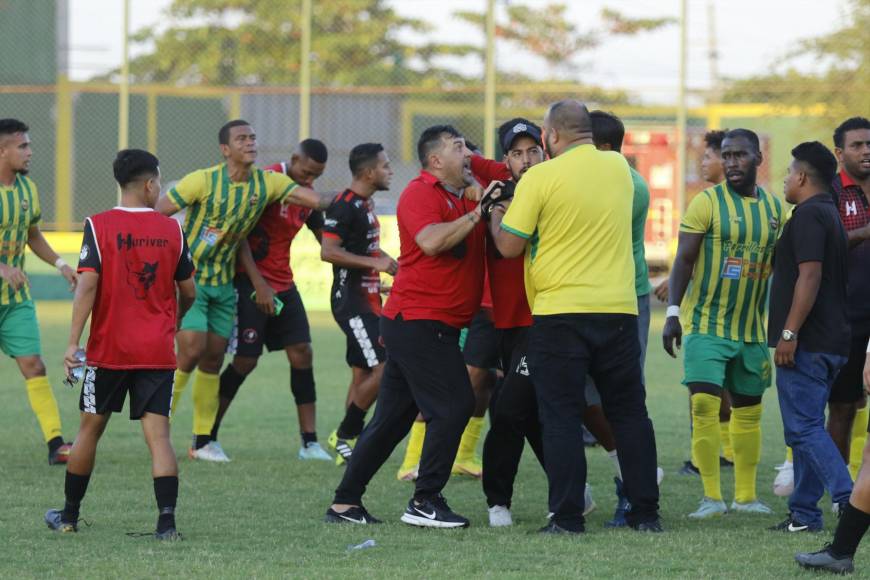 Siete expulsados y agresiones: imágenes del zafarrancho que dejó el Parrillas One-Independiente de la Liga de Ascenso