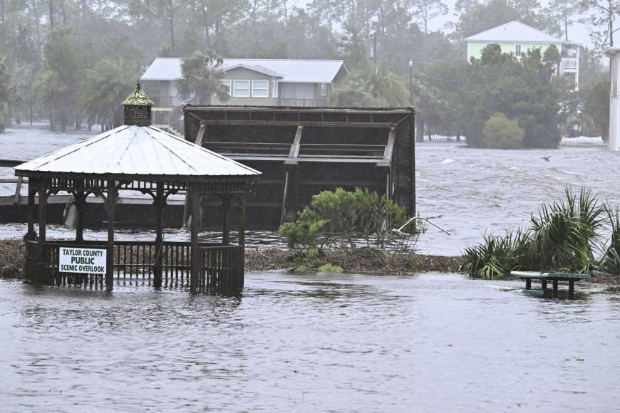 El huracán Idalia es “extremadamente peligroso”; Florida reporta fuertes inundaciones