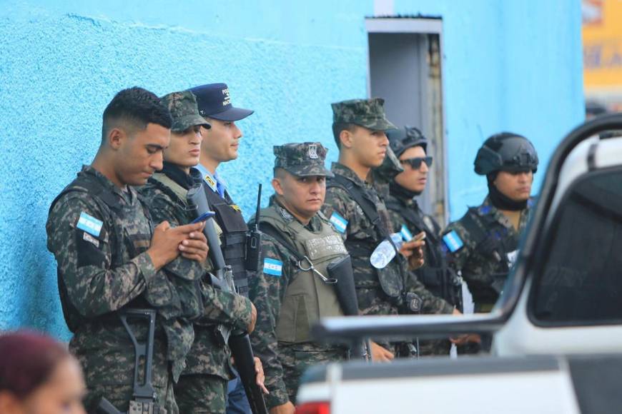 Vendedores ponen color y sabor en las horas previas al Honduras - Granada