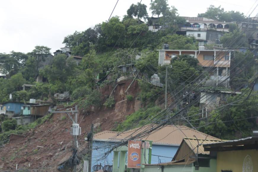 Lluvias provocan deslizamientos en la colonia Villa Nueva de la capital