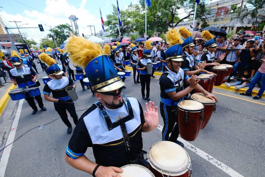 Con fervor y patriotismo, bandas marciales deslumbran este 15 de septiembre