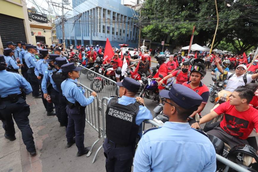 Cohetes y vuvuzelas: ambiente afuera del Congreso Nacional