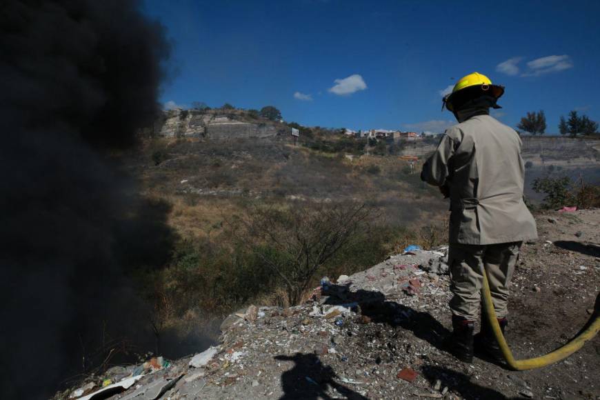 Las impactantes imágenes que dejó el incendio de una zacatera en la capital