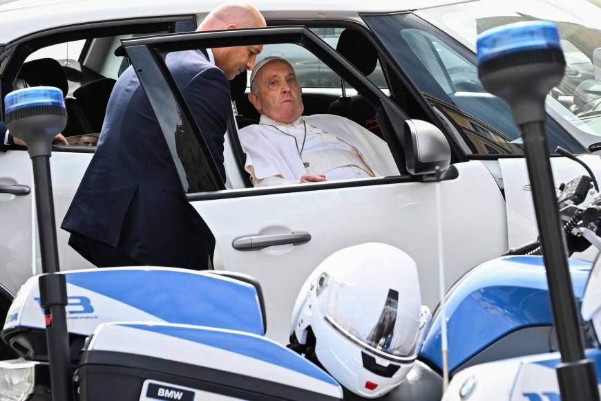 Sonriente y saludando a todos salió el papa Francisco del hospital