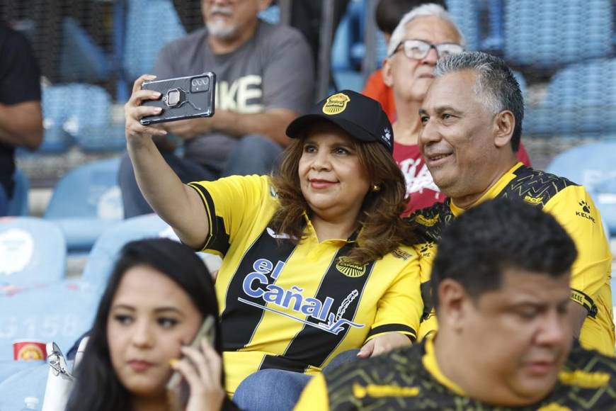 Belleza y pasión por sus equipos: el ambiente en el Real España vs Motagua