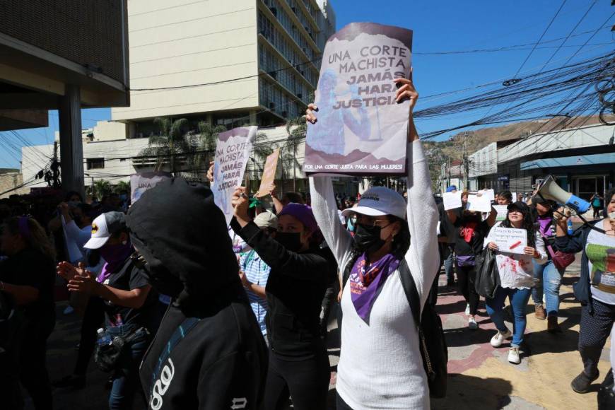 Música, disfraces y pancartas en instalación de la segunda legislatura