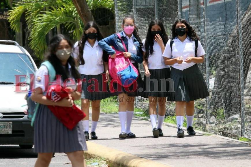 Colegiales vuelven a lucir su uniforme en el retorno a clases en la capital (Fotos)