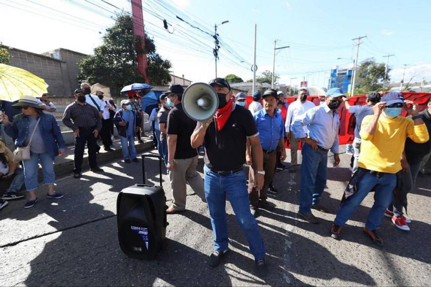 “Que nos paguen, que nos paguen” exigen en protesta empleados del Sanaa