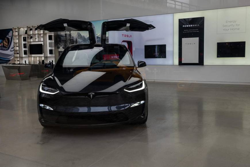 Tesla decepcionó en 2023 y avizora un 2024 aún peor