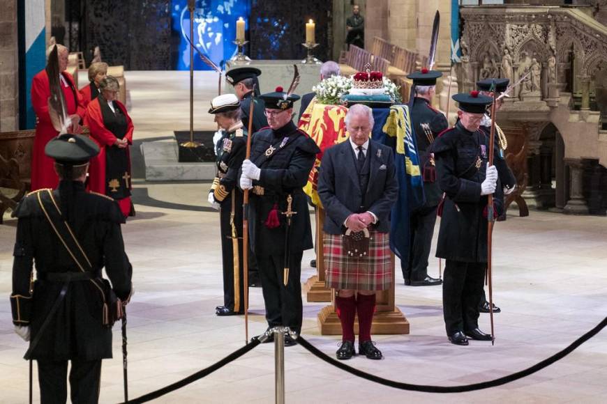 Los británicos comienzan a despedirse de Isabel II en Edimburgo