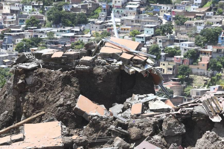 Más de 2 mil personas han sido rescatadas de la colonia Guillén por falla geológica