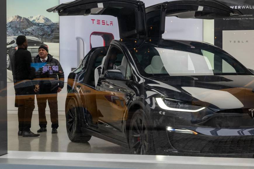 Tesla decepcionó en 2023 y avizora un 2024 aún peor