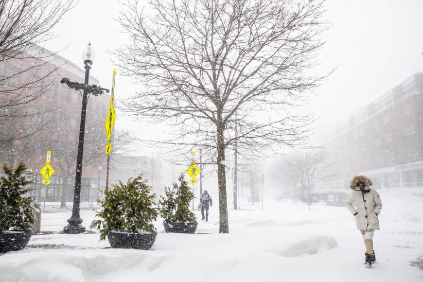 Las impresionantes imágenes de la “histórica” tormenta de nieve que azota el este de EEUU