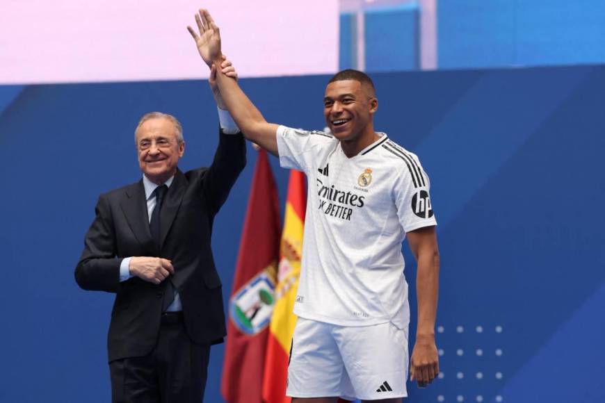 Mbappé imitó a Cristiano Ronaldo en su presentación con Real Madrid y el regalo de Florentino