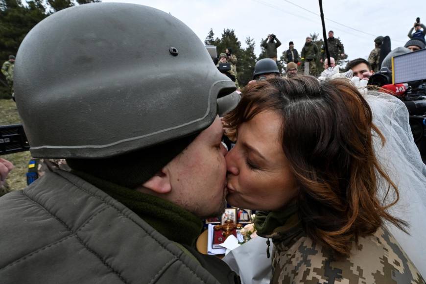 ¡Amor en medio de la guerra! Soldados ucranianos se casan mientras combaten a Rusia