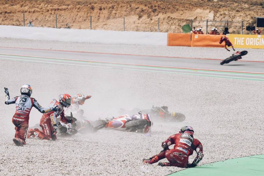 Salió volando de la moto y fue atropellado: las impactantes imágenes de Pecco Bagnai tras escalofriante caída