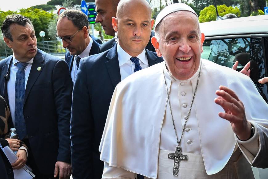 Sonriente y saludando a todos salió el papa Francisco del hospital