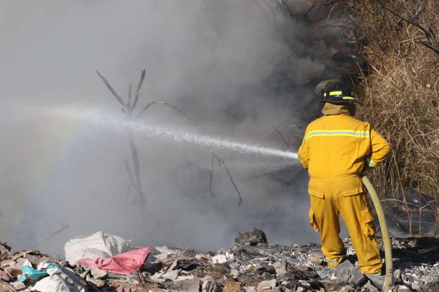 Las impactantes imágenes que dejó el incendio de una zacatera en la capital