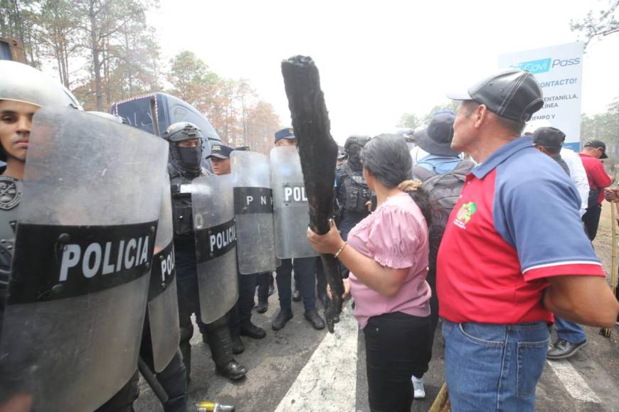 En zafarrancho y desalojo con agua terminó protesta de policías depurados en la carretera CA-5