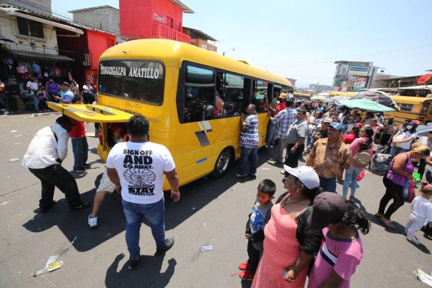 Semana Santa: veraneantes abarrotan terminales de buses y abandonan Tegucigalpa