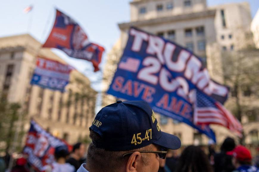 Juicio de Trump: a favor y en contra protestan afuera del tribunal en NY