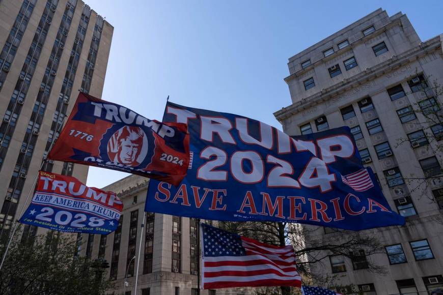 Juicio de Trump: a favor y en contra protestan afuera del tribunal en NY