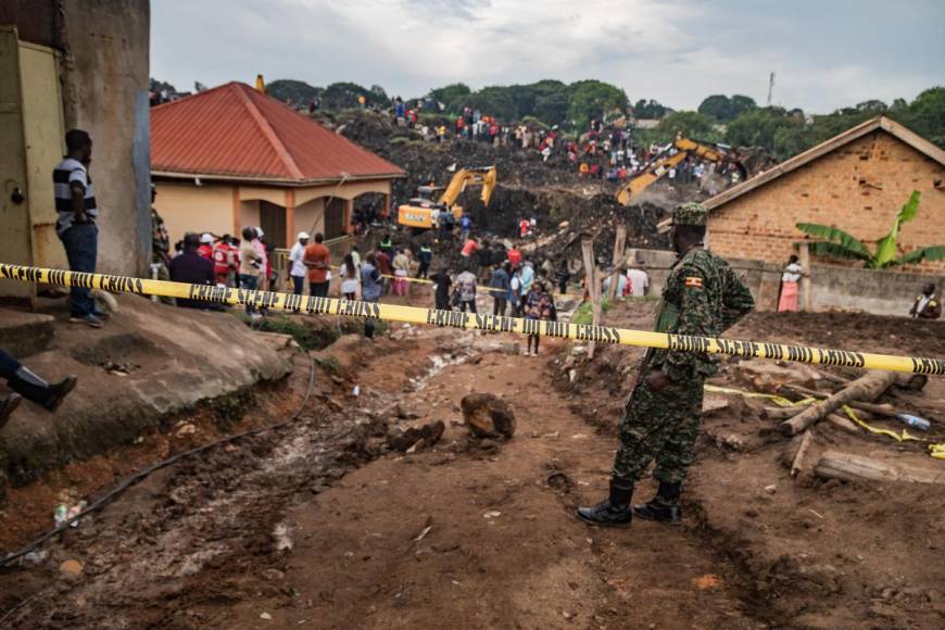 Terror y desesperación en derrumbe de vertedero en Uganda