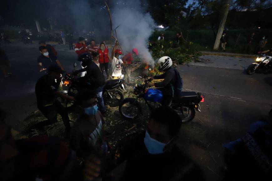 Caos, protestas y lamentaciones deja el cierre de parque de atracciones en el anillo periférico