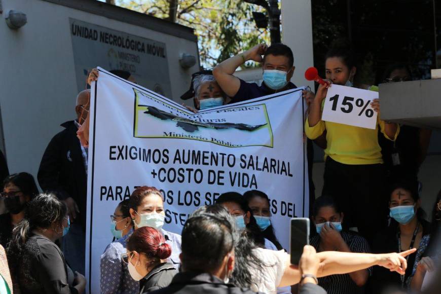 Con “cadáver” y quemas de llantas protestan empleados del MP por ajuste salarial