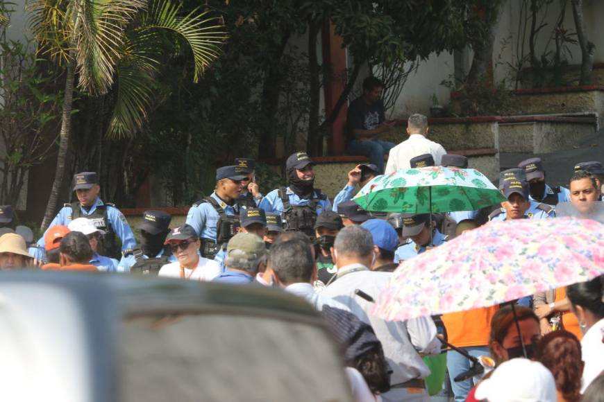 “No más mafias”: Sindicalistas despedidos y colectivos de Libre en Hondutel se mantienen en protesta