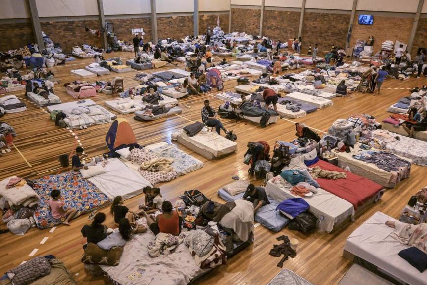 Miles de damnificados por inundaciones en Brasil son refugiados en albergues