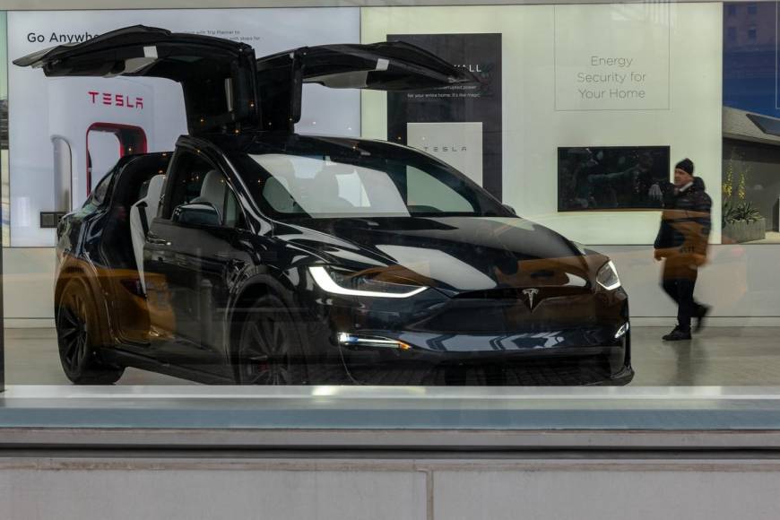 Tesla decepcionó en 2023 y avizora un 2024 aún peor