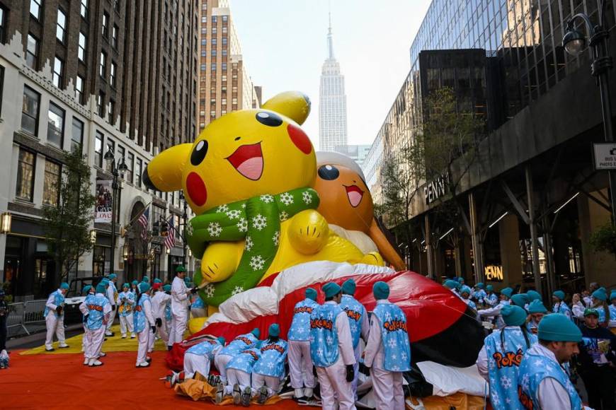 Con globos gigantes y Pikachu celebran el desfile de Thanksgiving de Macy’s