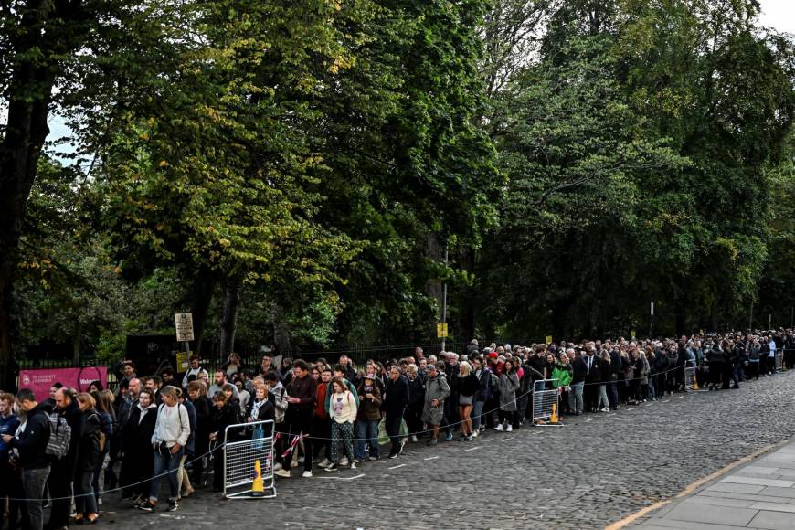 Sin celulares y vestir para la ocasión: Las estrictas reglas para desfilar ante el féretro de Isabel II