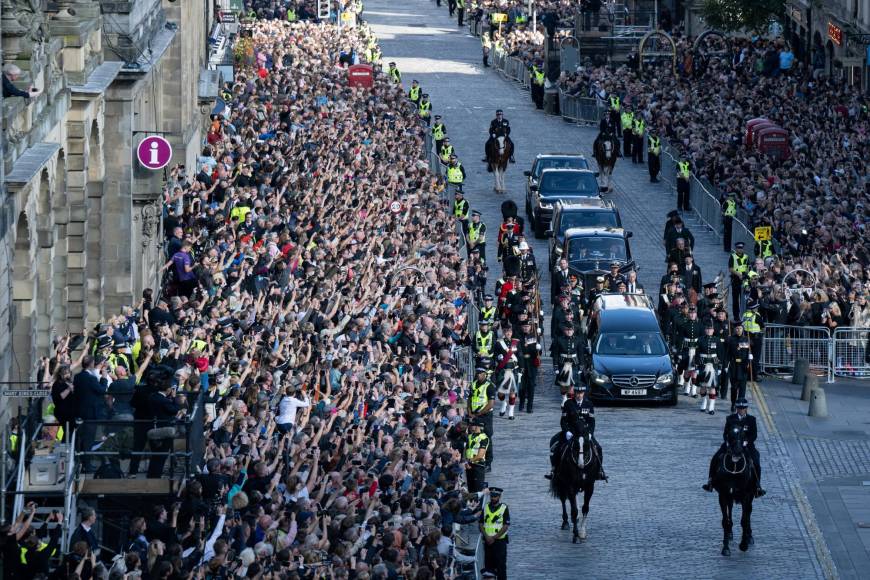 Sin celulares y vestir para la ocasión: Las estrictas reglas para desfilar ante el féretro de Isabel II