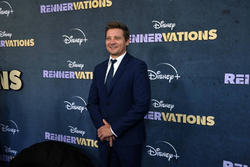 Con bastón, así llegó Jeremy Renner a su primera alfombra roja tras trágico accidente