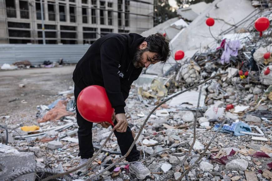 Con globos rojos rinden homenaje a los niños muertos en el terremoto de Turquía