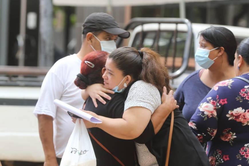 Desgarradoras fotos: la dolorosa entrega de cuerpos a los familiares de las víctimas de la matanza en PNFAS