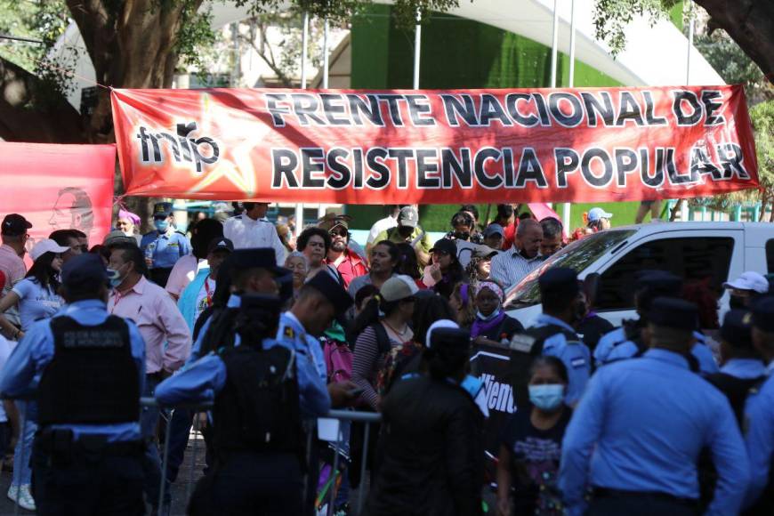 Música, disfraces y pancartas en instalación de la segunda legislatura