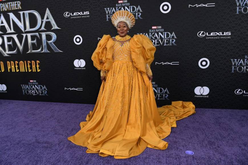 Rihanna se roba el show durante la alfombra púrpura del estreno de Black Panther