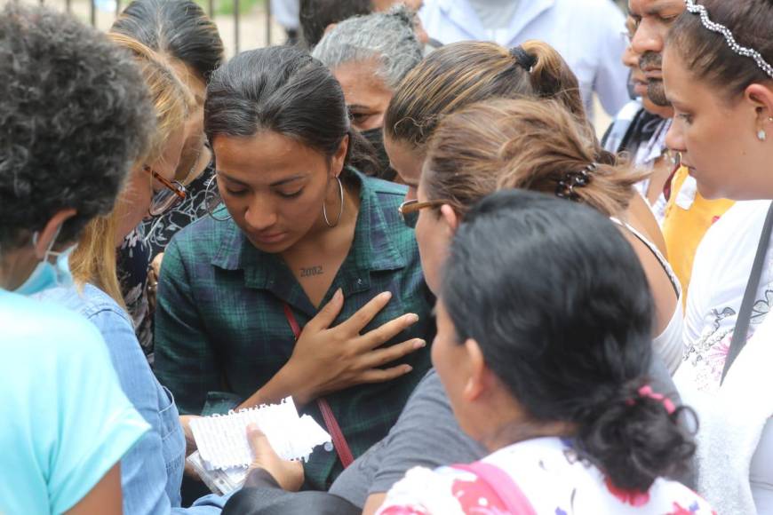 Angustia y dolor: Familiares desesperados exigen respuestas sobre la matanza en PNFAS