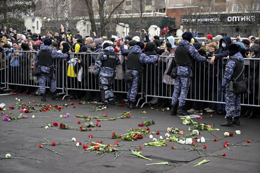 Miles asisten al funeral de Navalny en Moscú entre temores de arrestos