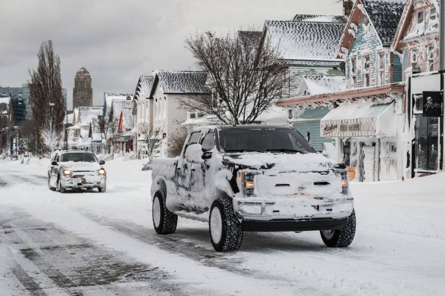 Bajo metros de nieve, Buffalo sufre los estragos de la tormenta invernal del siglo