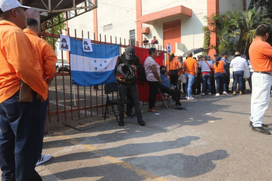 “No más mafias”: Sindicalistas despedidos y colectivos de Libre en Hondutel se mantienen en protesta