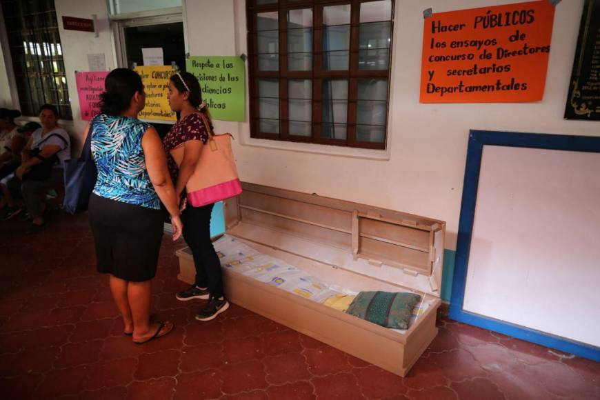 Dentro de ataúd protesta maestro en Departamental de Educación; exigen plazas e investigación al Copemh